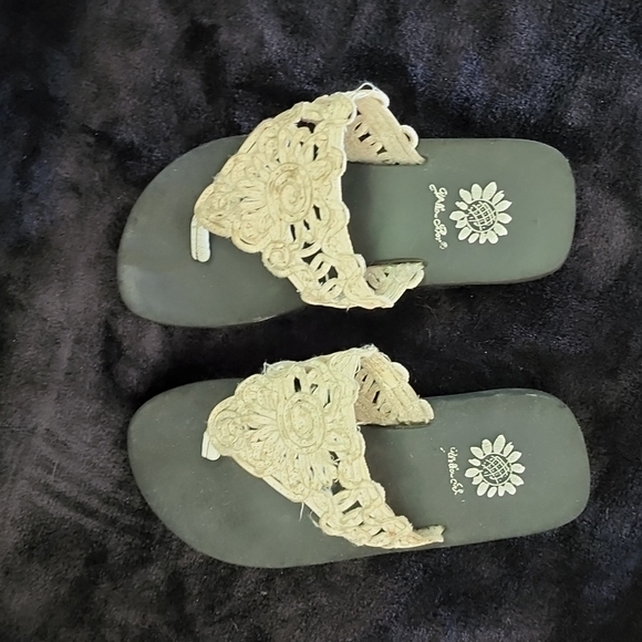 Girls Size 11 Yellow Box Flip Flops
